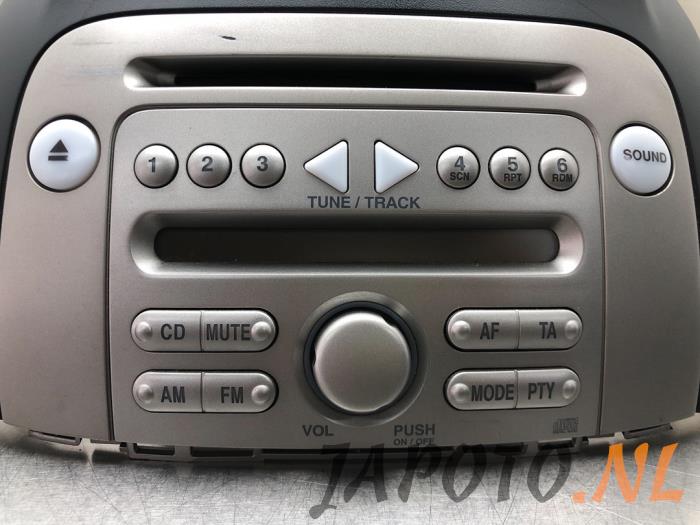 Reproductor de CD y radio de un Daihatsu Sirion 2 (M3) 1.3 16V DVVT 2008