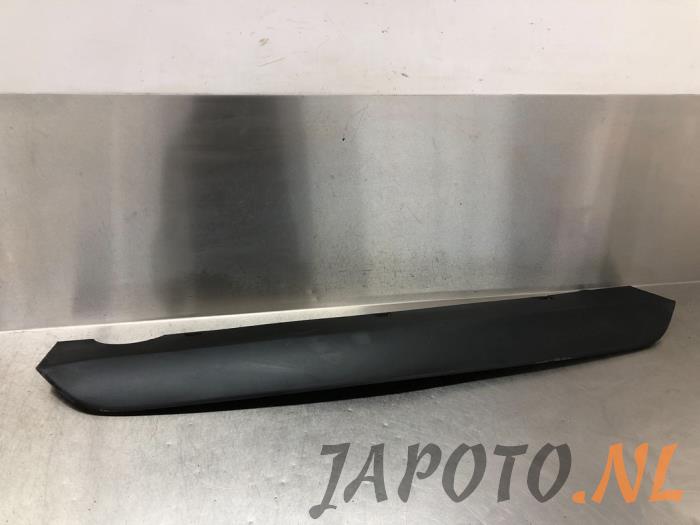 Rear bumper component, central from a Hyundai i20 Coupe  2018