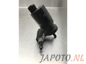Used Windscreen washer pump Nissan Note (E11) 1.4 16V Price € 10,00 Margin scheme offered by Japoto Parts B.V.