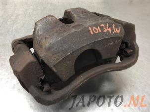 Usagé Etrier de frein avant gauche Toyota Prius Plus (ZVW4) 1.8 16V Prix € 60,00 Règlement à la marge proposé par Japoto Parts B.V.