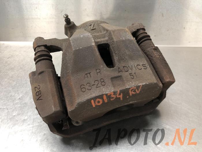Gebrauchte Bremszange rechts vorne Toyota Prius Plus (ZVW4) 1.8 Hybrid 16V Preis € 20,95 Margenregelung angeboten von Japoto Parts B.V.