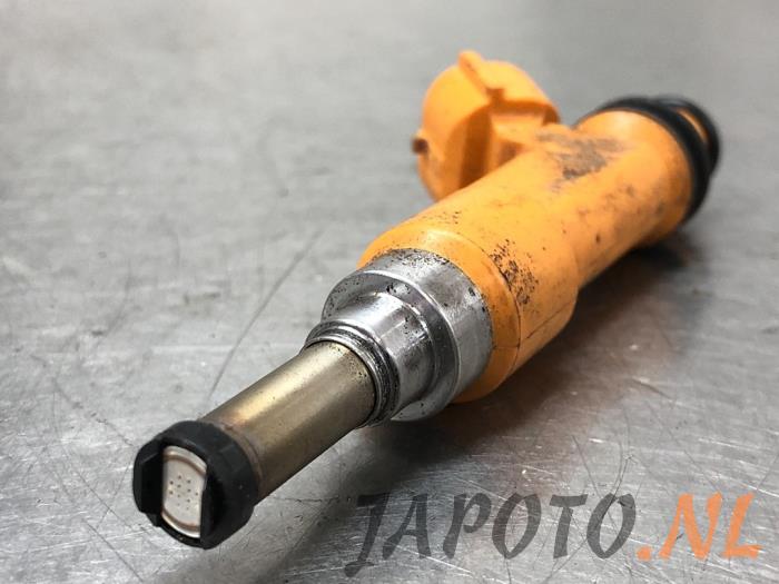Injector (petrol injection) from a Suzuki Vitara (LY/MY) 1.6 16V VVT 2015