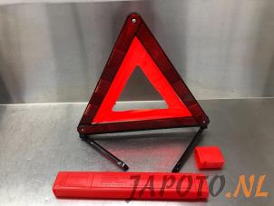 Usagé Triangle de présignalisation Toyota Prius Plus (ZVW4) 1.8 16V Prix € 9,95 Règlement à la marge proposé par Japoto Parts B.V.
