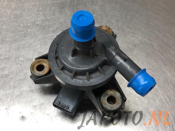 Water pump from a Toyota Prius Plus (ZVW4) 1.8 16V 2012