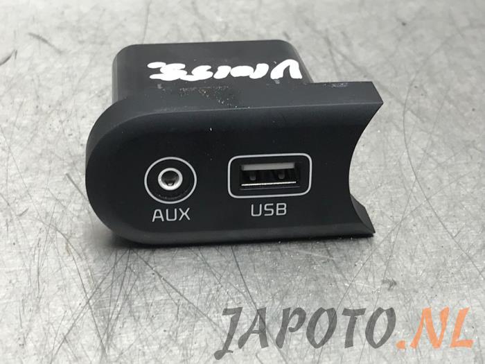 AUX / USB connection from a Kia Cee'd (JDB5) 1.0i T-GDi 12V 120 2015