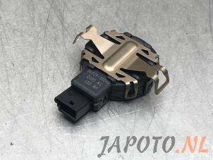 Używane Czujnik swiatla Kia Cee'd (JDB5) 1.0i T-GDi 12V 120 Cena € 24,99 Procedura marży oferowane przez Japoto Parts B.V.