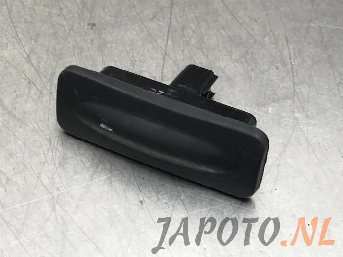 Tailgate switch from a Kia Cee'd (JDB5) 1.0i T-GDi 12V 120 2015
