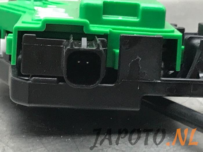 Tank flap lock motor from a Kia Cee'd (JDB5) 1.0i T-GDi 12V 120 2015
