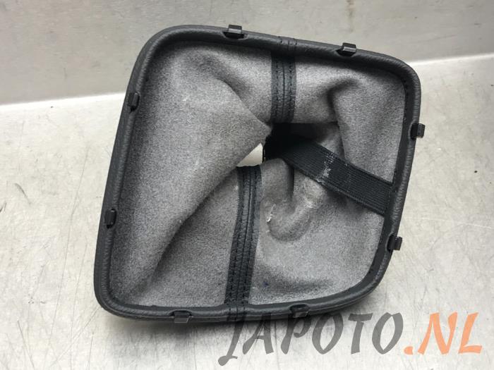 Gear stick cover from a Kia Cee'd (JDB5) 1.0i T-GDi 12V 120 2015