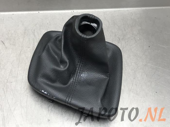 Gear stick cover from a Kia Cee'd (JDB5) 1.0i T-GDi 12V 120 2015