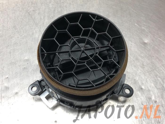 Air grill side from a Toyota Auris (E18) 1.4 D-4D-F 16V 2013