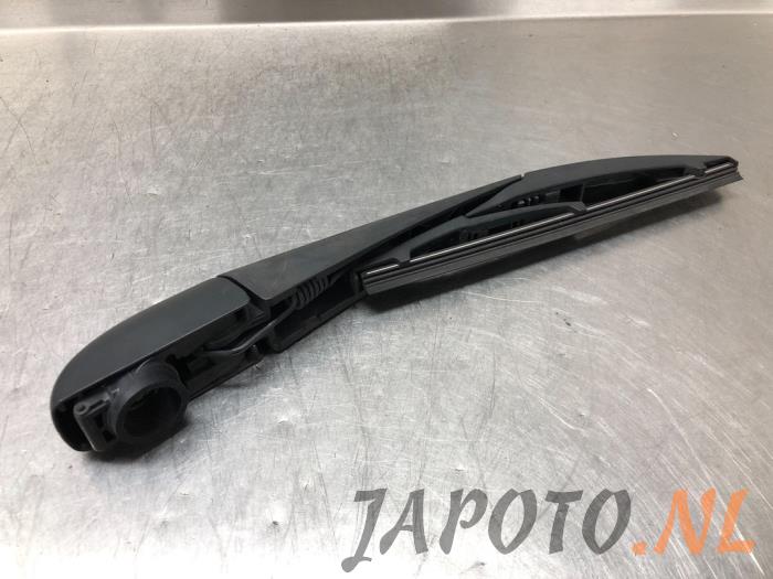 Rear wiper arm from a Toyota Auris (E18) 1.4 D-4D-F 16V 2013