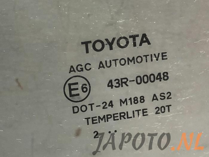Ventanilla de puerta de 4 puertas izquierda detrás de un Toyota Auris (E18) 1.4 D-4D-F 16V 2013
