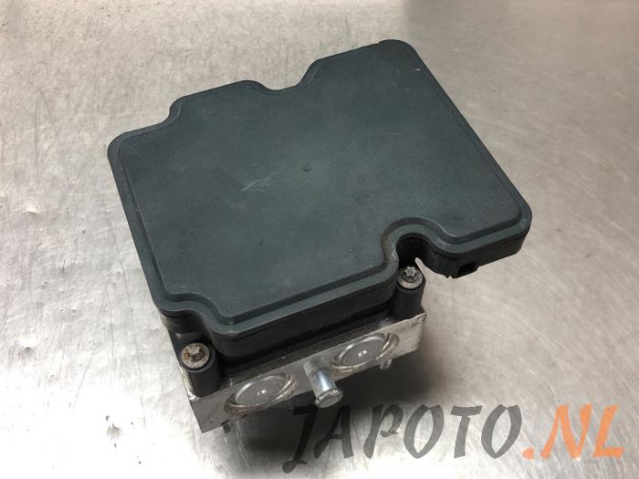 Używane Pompa ABS Toyota Aygo (B40) 1.0 12V VVT-i Cena € 26,24 Procedura marży oferowane przez Japoto Parts B.V.