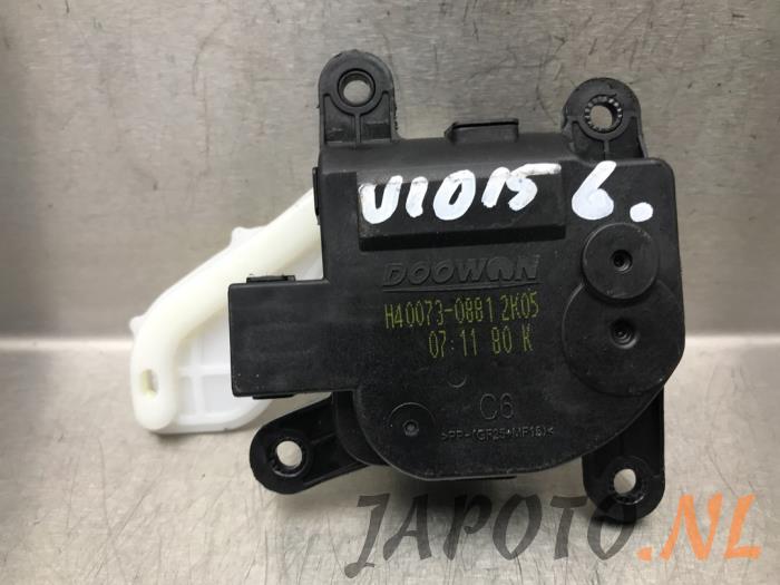 Heater valve motor from a Kia Stonic (YB) 1.0i T-GDi 12V Eco-Dynamics+ 2023