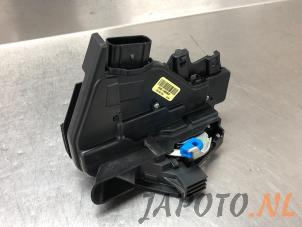 Used Front door lock mechanism 4-door, right Kia Stonic (YB) 1.0i T-GDi 12V Eco-Dynamics+ Price € 74,95 Margin scheme offered by Japoto Parts B.V.