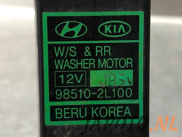 Windscreen washer pump from a Kia Venga 1.6 CRDi VGT 16V 2014