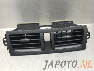 Używane Kratka wentylacyjna deski rozdzielczej Suzuki Celerio (LF) 1.0 12V Dualjet Cena € 19,95 Procedura marży oferowane przez Japoto Parts B.V.