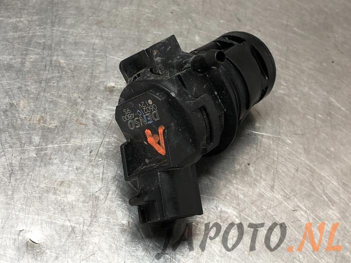 Używane Pompa spryskiwacza tyl Suzuki Celerio (LF) 1.0 12V Dualjet Cena € 15,70 Procedura marży oferowane przez Japoto Parts B.V.