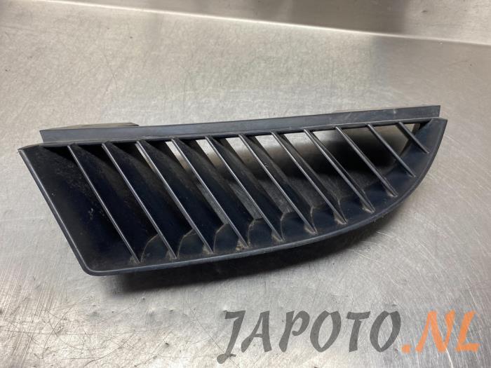 Używane Grill Mitsubishi Colt CZC 1.5 16V Cena € 15,75 Procedura marży oferowane przez Japoto Parts B.V.