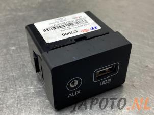 Używane Zlacze AUX/USB Hyundai i20 (GBB) 1.2i 16V Cena € 19,95 Procedura marży oferowane przez Japoto Parts B.V.