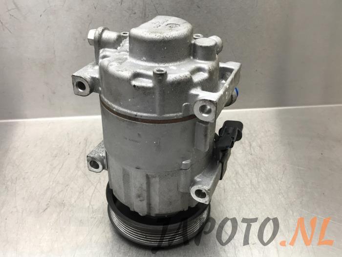 Air conditioning pump from a Kia Cee'd (JDB5) 1.0i T-GDi 12V 120 2015