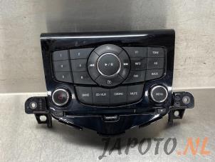 Used Radio control panel Chevrolet Cruze (300) 1.8 16V VVT Price € 74,95 Margin scheme offered by Japoto Parts B.V.