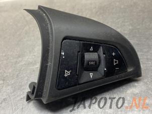 Usados Interruptor de mando de volante Chevrolet Cruze (300) 1.8 16V VVT Precio € 34,95 Norma de margen ofrecido por Japoto Parts B.V.