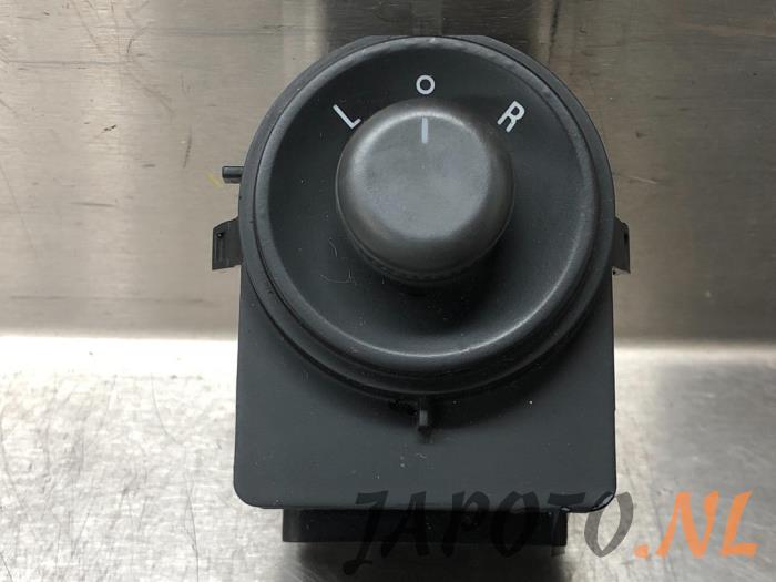 Używane Przelacznik lusterka Chevrolet Cruze (300) 1.8 16V VVT Cena € 20,95 Procedura marży oferowane przez Japoto Parts B.V.