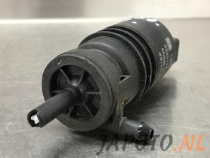 Used Windscreen washer pump Suzuki Swift (ZA/ZC/ZD) 1.2 16V Price € 19,95 Margin scheme offered by Japoto Parts B.V.