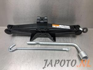 Używane Dzwignik Mitsubishi Eclipse Cross (GK/GL) Cena € 49,95 Procedura marży oferowane przez Japoto Parts B.V.