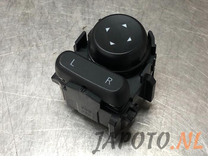 Używane Przelacznik lusterka Mitsubishi Eclipse Cross (GK/GL) Cena € 26,20 Procedura marży oferowane przez Japoto Parts B.V.