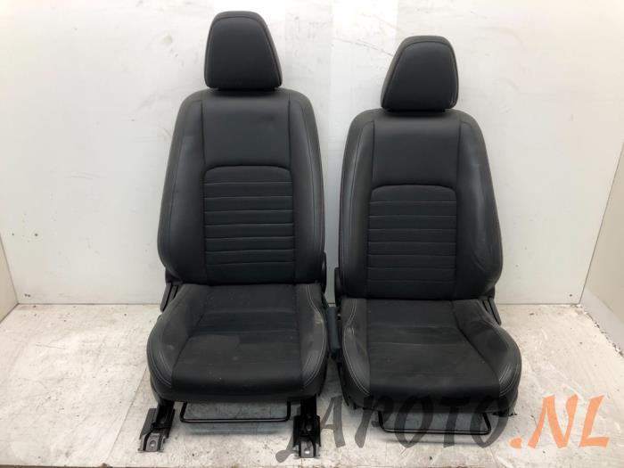 Seats + rear seat (complete) from a Lexus IS (E3)  2014