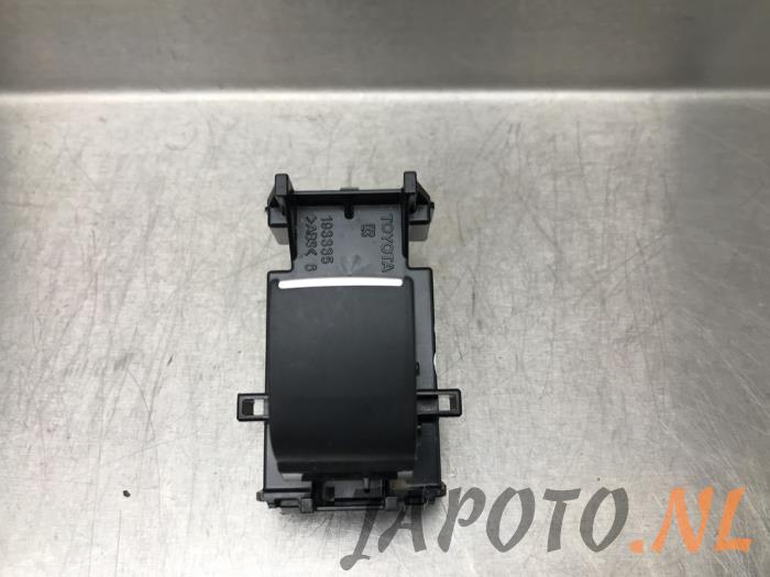 Usados Interruptor de ventanilla eléctrica Toyota RAV4 (A5) 2.5 Hybrid 16V AWD Precio € 20,99 Norma de margen ofrecido por Japoto Parts B.V.