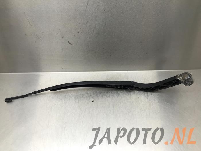 Front wiper arm from a Toyota RAV4 (A5) 2.5 Hybrid 16V AWD 2019