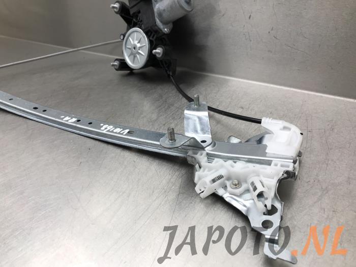Mechanizm szyby prawej tylnej wersja 4-drzwiowa z Toyota RAV4 (A5) 2.5 Hybrid 16V AWD 2019