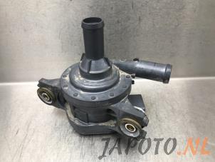 Usagé Pompe à eau Toyota RAV4 (A5) 2.5 Hybrid 16V AWD Prix € 124,95 Règlement à la marge proposé par Japoto Parts B.V.
