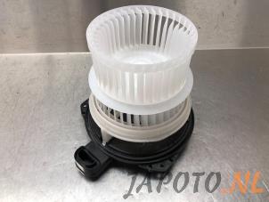 Usados Motor de ventilador de calefactor Toyota RAV4 (A5) 2.5 Hybrid 16V AWD Precio € 149,99 Norma de margen ofrecido por Japoto Parts B.V.