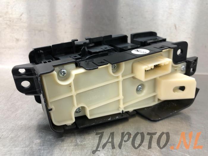 Navigation control panel from a Toyota RAV4 (A5) 2.5 Hybrid 16V AWD 2019