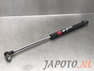 Usagé Amortisseur à gaz arrière droit Daihatsu Sirion 2 (M3) 1.3 16V DVVT Prix € 9,95 Règlement à la marge proposé par Japoto Parts B.V.