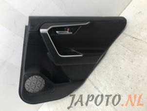 Używane Tapicerka drzwi prawych tylnych wersja 4-drzwiowa Toyota RAV4 (A5) 2.5 Hybrid 16V AWD Cena € 74,95 Procedura marży oferowane przez Japoto Parts B.V.