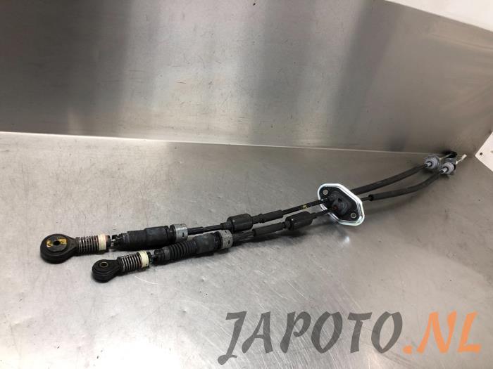 Gearbox shift cable from a Hyundai i20 (GBB) 1.0 T-GDI 100 12V 2018