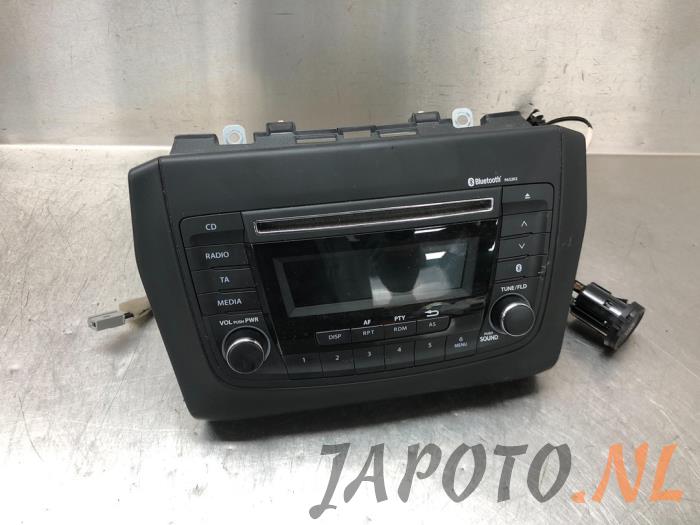 Reproductor de CD y radio de un Suzuki Swift (ZC/ZD) 1.2 Dual Jet 16V 2018