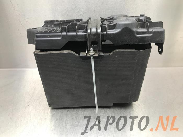 Batterieträger van een Suzuki Swift (ZC/ZD) 1.2 Dual Jet 16V 2018