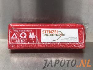 Używane Apteczka pierwszej pomocy Mitsubishi Outlander (GF/GG) 2.4 16V PHEV 4x4 Cena € 24,95 Procedura marży oferowane przez Japoto Parts B.V.