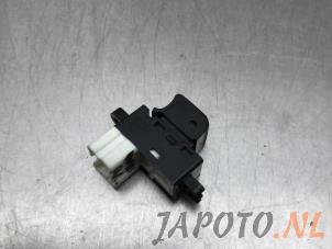Used Electric window switch Nissan Note (E12) 1.2 68 Price € 14,99 Margin scheme offered by Japoto Parts B.V.