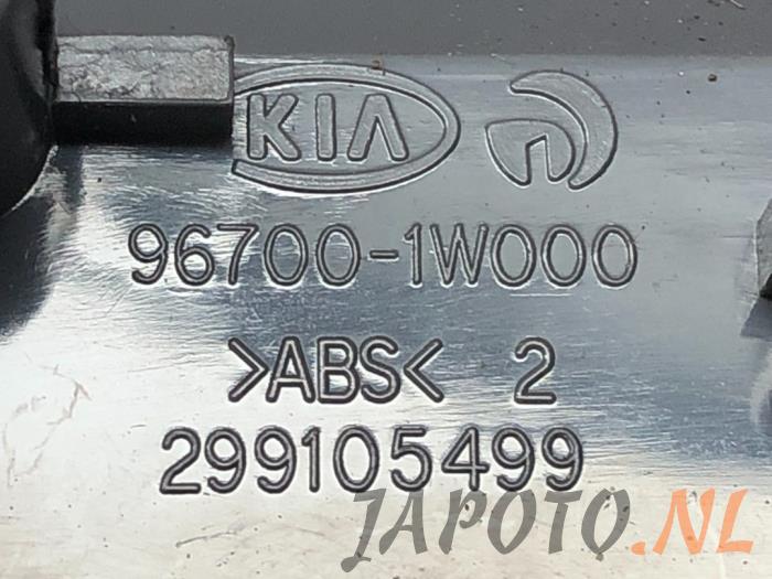 Steering wheel switch from a Kia Rio III (UB) 1.2 CVVT 16V 2014