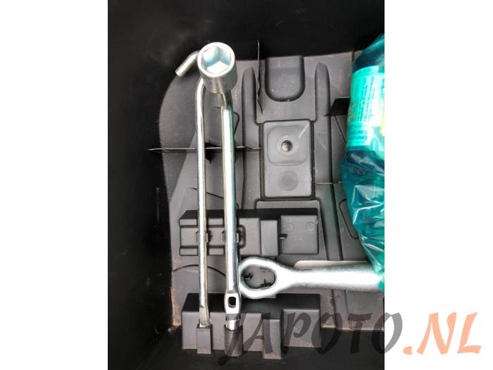 Tyre repair kit from a Mitsubishi Space Star (A0) 1.0 12V 2014