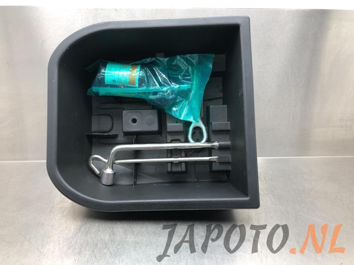 Tyre repair kit from a Mitsubishi Space Star (A0) 1.0 12V 2014