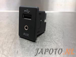 Używane Zlacze AUX/USB Nissan Micra (K14) 1.0 IG-T 100 Cena € 24,95 Procedura marży oferowane przez Japoto Parts B.V.